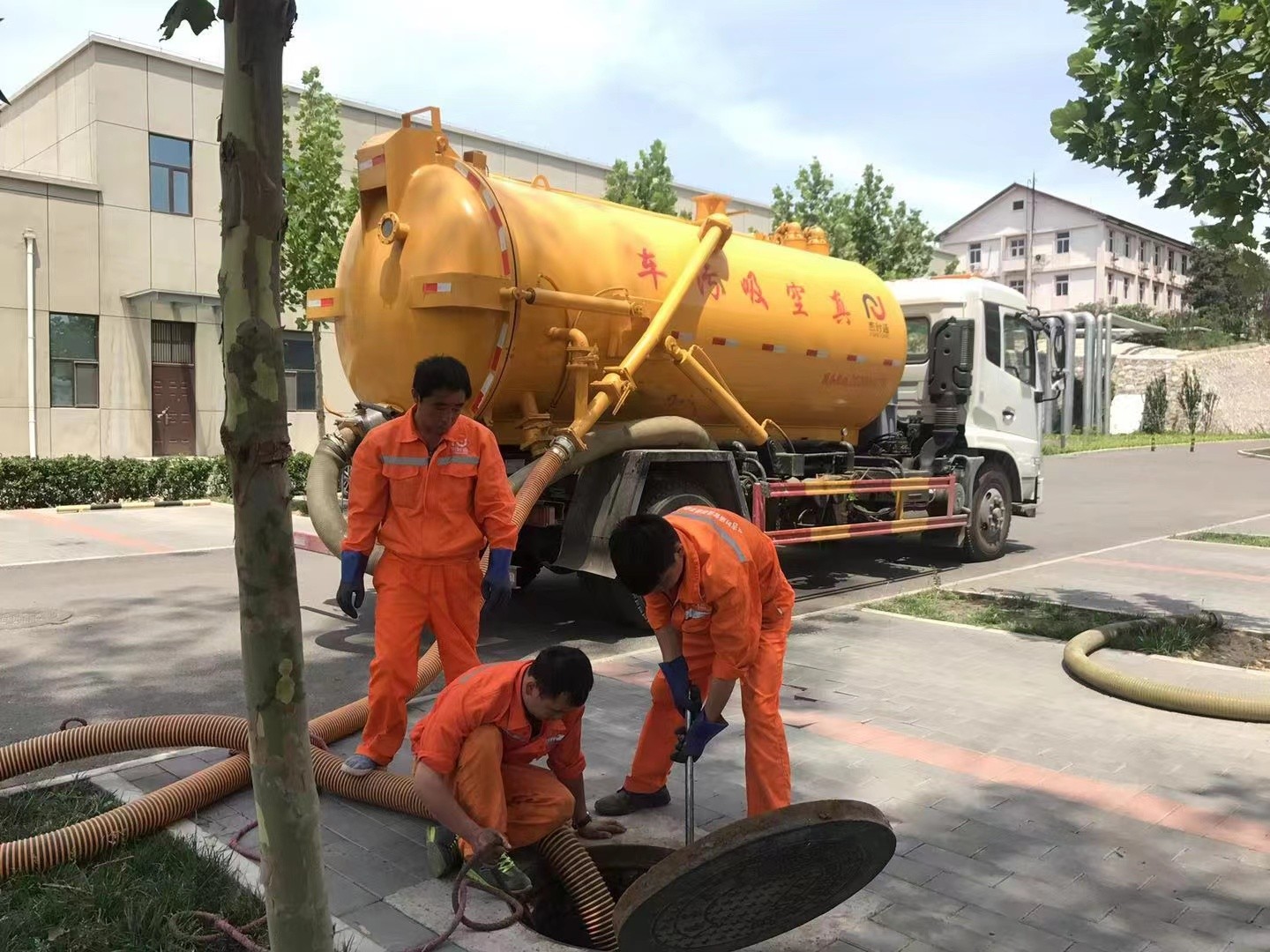 武宣化粪池清理与5-8吨吸粪车施工效率分析